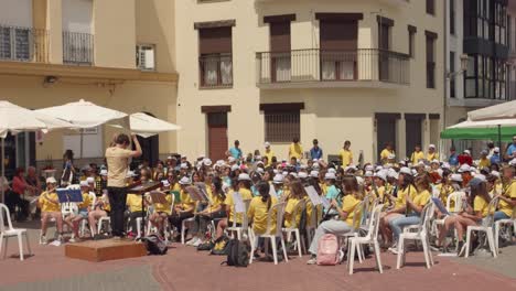 Actuación-Musical-En-La-Plaza-Principal-De-La-Ciudad-Vieja-De-Vilafames,-España.