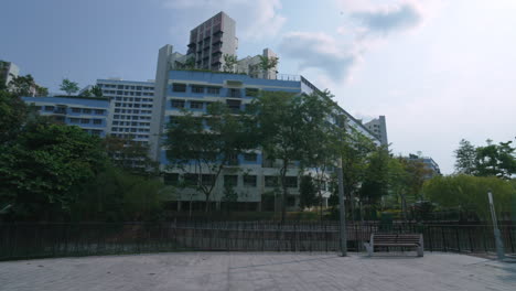 Toma-Panorámica-Del-Bloque-Hdb-En-El-Parque-Punggol-Promenade,-Singapur