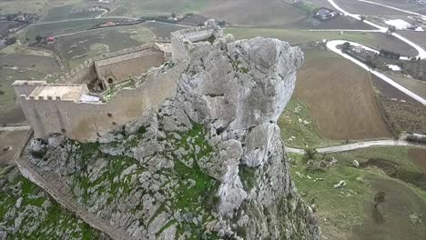 Drohnenschuss,-Der-Rückwärts-Von-Der-Burg-Mussomeli-In-Sizilien-Fliegt