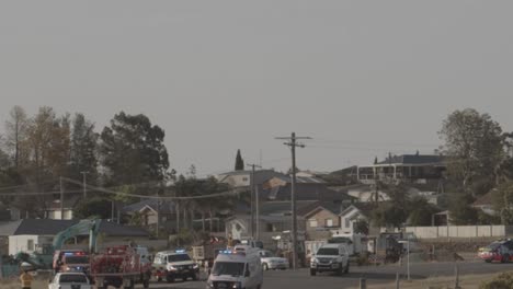 Servicios-De-Emergencia-Y-Helicóptero-De-Extinción-De-Incendios-&#39;Elvis&#39;-Respondiendo-A-Un-Incendio-Forestal-Rural