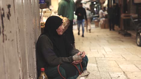 Señora-Musulmana-Sin-Hogar-Mendigando-En-La-Esquina-De-La-Calle