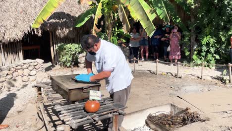 Toma-En-Cámara-Lenta-De-Chefs-Limpiando-La-Sartén-De-Cochinita-Pibil