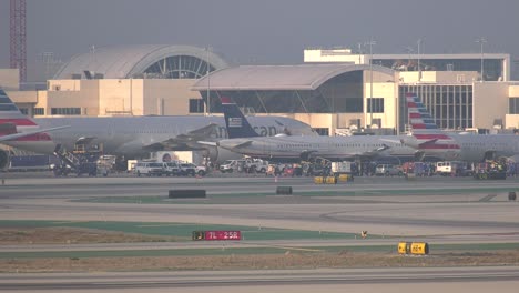 Los-Aviones-Se-Preparan-Para-Partir-Hacia-Destinos.