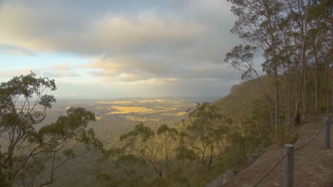 Gelber-Toyota-FJ-Cruiser-Am-Watagnas-State-Forest-Lookout