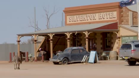 Das-Ikonische-Silverton-Hotel-Mit-Einem-Eselpaar,-Das-Vor-Der-Tür-Wartet