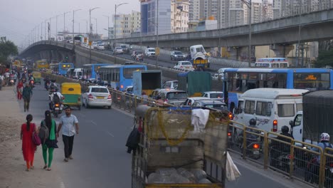 Busy-cars-with-traffic-jams-in-the-rush-hour-on-highway-road-street-on-a-bridge-in-Bengaluru,-an-urban-city-in-south-Asia,-Bengaluru-at-sunset,-Intersection-junction,-wide-angle-shot