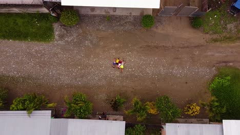 Toma-Cenital-De-Niños-Tumbados-En-El-Suelo-Posando-Para-Una-Toma-Con-Drones,-Huicungo,-Perú