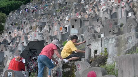 La-Gente-Limpia-Las-Lápidas-De-Sus-Familiares-Durante-El-Festival-Anual-Chung-Yeung-Mientras-Los-Ciudadanos-Visitan-Las-Tumbas-De-Sus-Familiares-Y-Traen-Ofrendas-En-Recuerdo-Y-Respeto.