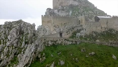 Disparo-Giratorio-Alrededor-Del-Castillo-Mussomeli-Chiaramonte-En-Sicilia-Bajo-Una-Fuerte-Lluvia