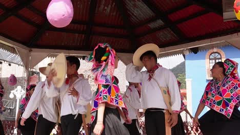 Foto-De-Danza-Tradicional-En-Parejas-Con-Traje-Tradicional-Campesino-En-Hidalgo,-México.