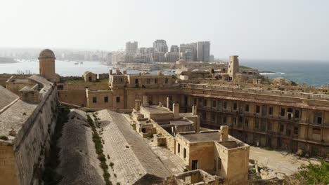 Vista-Desde-El-Museo-Nacional-De-La-Guerra:-Fort-Saint-Elmo,-La-Valeta,-El-Puerto-De-Marsamxett-Y-Sliema-Al-Fondo.