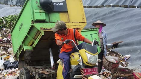 Escena-De-Los-Carroñeros-Mientras-Trabajan,-Java-Central,-Indonesia