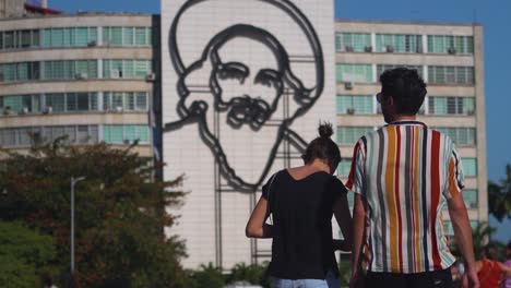 Tourist-couple-playing-at-the-Che-Guevara-Square-in-Havana