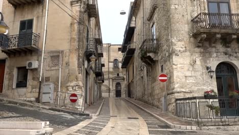 Edificios-De-La-Plaza-Central-De-Mussomeli,-La-Ciudad-De-Sicilia-Donde-Se-Venden-Casas-A-1-Euro