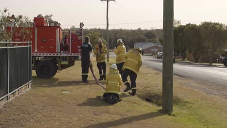 Bomberos-Del-Servicio-De-Bomberos-Rurales-De-Nueva-Gales-Del-Sur-Rellenando-Su-Suministro-De-Agua-De-Una-Boca-De-Incendios-Antes-De-Regresar-A-Un-Incendio-Forestal-Rural