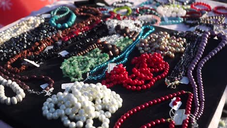 Muchas-Pulseras-En-El-Bazar