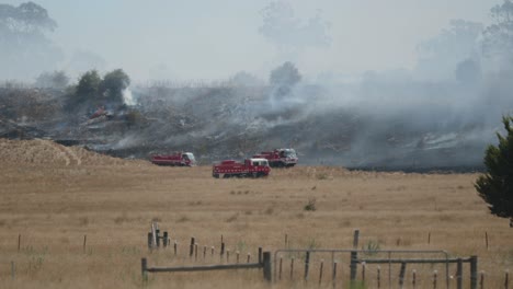 Camiones-De-Bomberos-Que-Viajan-A-Lo-Largo-De-La-Zona-De-Incendios-De-Pasto-En-El-Interior-De-Australia