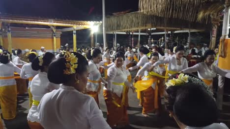 Balinese-Beautiful-Women-Perform-Rejang-Dance-in-Temple-Ceremony-with-Makeup-and-Traditional-Hindu-Religious-White-Outfits-at-Night