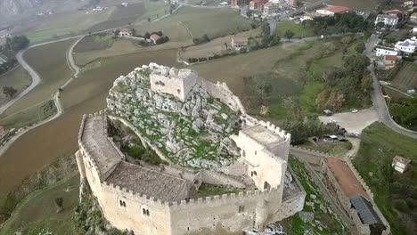 Disparo-De-Un-Dron-Bajando-E-Inclinando-El-Castillo-De-Mussomeli-En-Sicilia