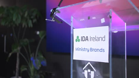 Exhibición-De-Las-Marcas-De-Ida-Irlanda-Y-Del-Ministerio-En-Un-Podio-Durante-Un-Evento.