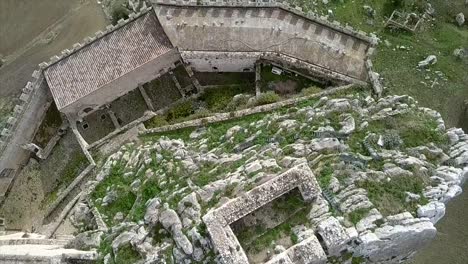 Vista-Por-Drones-Del-Interior-Del-Castillo-De-Chiaramonte-En-Mussomeli,-La-Ciudad-De-Sicilia-Donde-Se-Venden-Casas-A-1-Euro