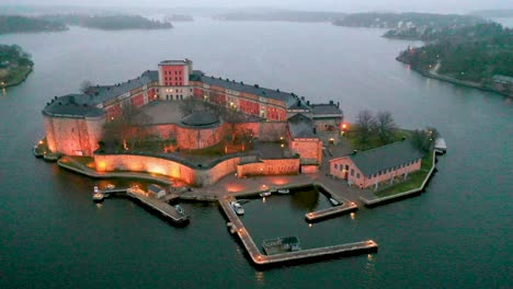 Imágenes-Aéreas-Con-Panorámica-Giratoria-De-La-Fortaleza-De-Vaxholm,-Ubicada-Justo-Al-Lado-De-La-Ciudad-De-Vaxholm-En-Suecia.