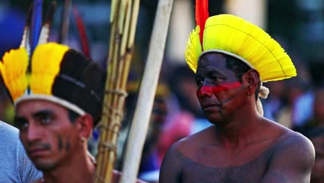 Dos-Guerreros-Pintados-Protestando-Contra-La-Demarcación-De-Tierras-Indígenas.