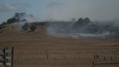 Wind-Weht-Rauch,-Während-Grasfeuer-Ländliches-Land-Im-Land-Victoria-Verbrennt