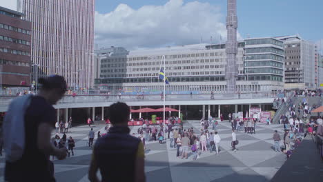 Käufer-Und-Touristen,-Die-Auf-Der-Stockholmer-Stadtstraße-Spazieren