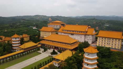 Vista-Aérea-De-Drones-Hacia-Adelante-Del-Complejo-Del-Museo-Del-Buda-Fo-Guang-Shan-En-Un-Día-Nublado