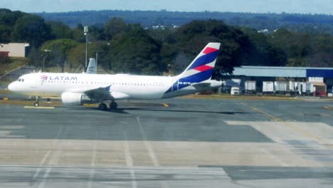 Avión-Latam-Preparándose-Para-Despegar-Del-Aeropuerto-Internacional-Presidente-Juscelino-Kubitschek