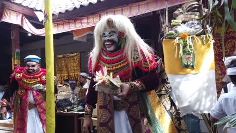 Bailarina-Enmascarada-Realiza-Teatro-Dramático-Topeng-En-Una-Ceremonia-En-Un-Templo-Hindú-Balinés-Con-Trajes-Coloridos-Con-La-Población-Local,-Bali,-Indonesia