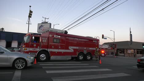 Camión-De-Bomberos-En-Una-Escena