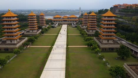 Vista-Aérea-De-Drones-Hacia-Adelante-Del-Complejo-Del-Museo-Del-Buda-Fo-Guang-Shan-Con-Humedales-Y-Océano-En-La-Distancia