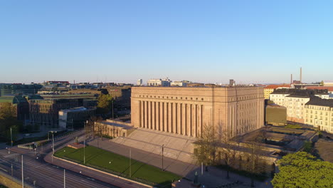 Seguimiento-Aéreo,-Toma-De-Drones-De-La-Casa-Del-Parlamento-En-Helsinki,-Finlandia,-Durante-Un-Soleado-Amanecer-De-Verano