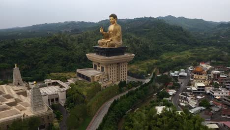 Drone-Aéreo-Derecho-Giratorio-Vista-Voladora-Fo-Guang-Shan-Complejo-Del-Museo-De-La-Estatua-Dorada-Del-Buda