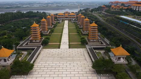 Drohnen-Luftaufnahme-Des-Fo-Guang-Shan-Buddha-Museumskomplexes-Mit-Feuchtgebieten-Und-Meer-In-Der-Ferne