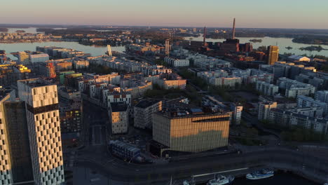 Avión-Aéreo,-En-Ascenso,-Con-Drones-Sobre-La-Zona-De-Ruoholahti,-En-Helsinki,-Soleado-Amanecer-De-Primavera,-En-Helsingfors,-Finlandia