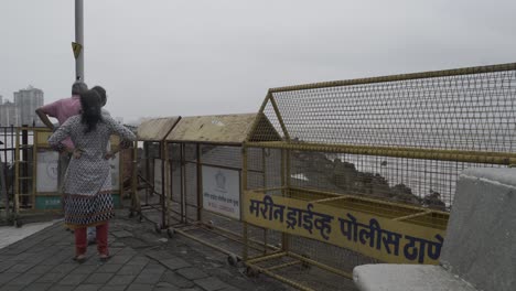 Pueblo-Indio-En-La-Costa-Del-Mar-Sin-Barricada-De-Entrada-Debido-Al-Bloqueo-Del-Coronavirus-En-Mumbai,-India---Plano-Completo