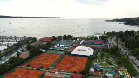 Avión-De-Drones-De-Avance-Rápido-Volando-Sobre-La-Ciudad-Costera-De-Portoroz---Campo-De-Tenis-Abierto-De-Eslovenia-Atp-Challenger