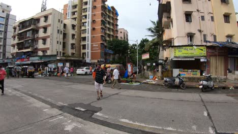 Pocas-Personas-Comprando-Productos-En-Mercados-Callejeros-Durante-La-Pandemia-En-Mumbai,-India---Amplia-Toma-Panorámica-Hacia-La-Izquierda