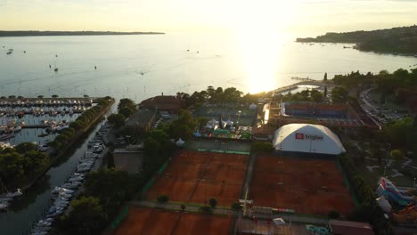 Drohnenantenne-Vorwärts-Bewegende-Flugansicht-Der-Stadt-Portoroz-Im-Gelben-Sonnenuntergangslicht,-Slowenien