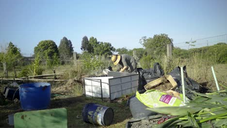 Mujer-Haciendo-Un-Contenedor-De-Abono-En-Una-Granja