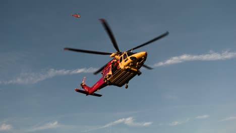 Rettungshubschrauber-Saugt-Auf-Mission,-Goldene-Stunde-In-Los-Angeles,-USA