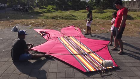 Los-Balineses-Preparan-La-Cometa-Para-Volar-Al-Lado-De-La-Playa-En-Bali,-Indonesia,-Familia-Jugando-En-Sukawati,-Purnama.