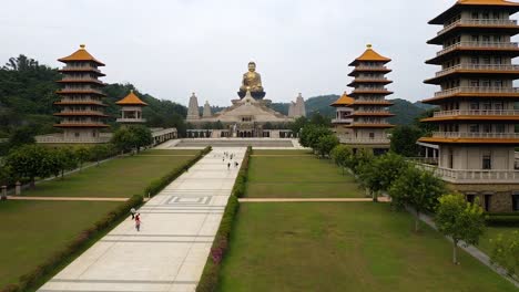 Drone-Aéreo-Hacia-Adelante-Vista-De-Vuelo-Bajo-Del-Complejo-Del-Museo-Del-Buda-De-Oro-Fo-Guang-Shan