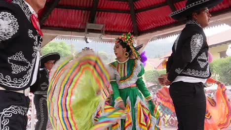 Toma-En-Cámara-Lenta-De-Una-Demostración-Pública-De-Diferentes-Tipos-De-Danzas-Tradicionales-En-México.