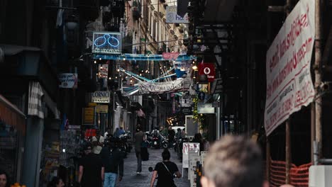 Bullicio-De-Callejones-Estrechos,-Barrios-Españoles,-Nápoles