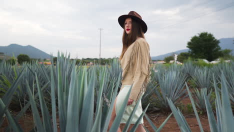 Joven-Modelo-Adolescente-Caminando-Elegantemente-Por-Una-Plantación-De-Agave,-En-Jalisco,-México---Seguimiento-De-Tomas-En-Cámara-Lenta