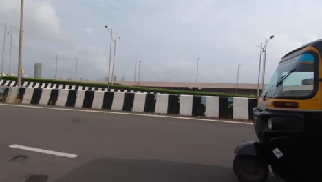 View-Of-Vehicles-Driving-On-The-Highway-In-Mumbai-City,-India---tracking-shot